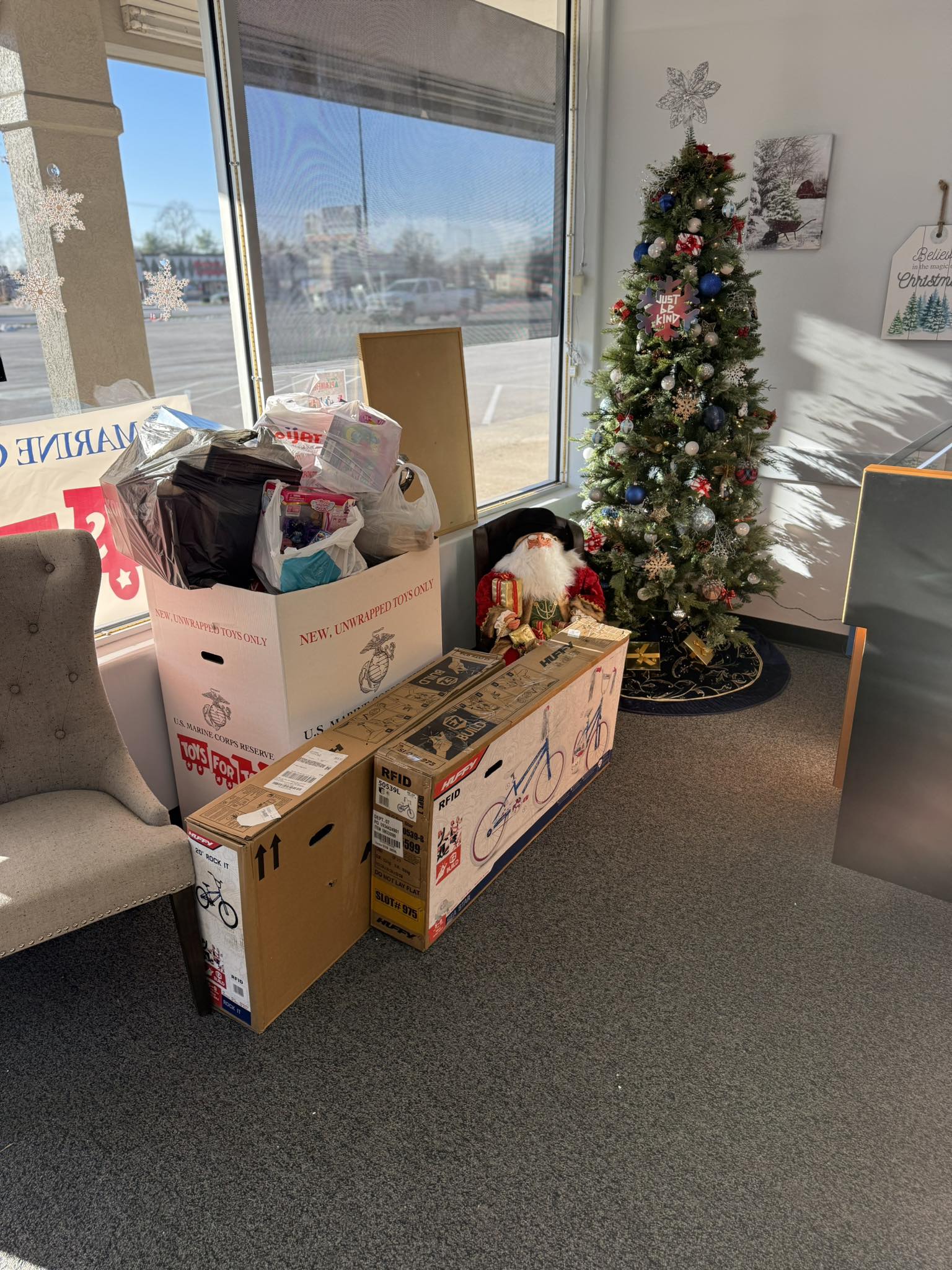 Plainfield Christmas community event at Mason Jewelers
